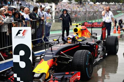 El piloto Verstappen de Red Bull celebra terminar en tercera posición en el Gran Premio de Fórmula Uno de Brasil.