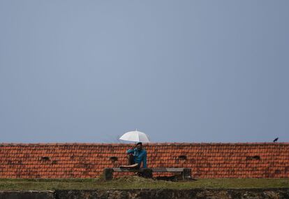 Un aficionado al cricket asiste a un partido en el Galle Dutch Fort, en Sri Lanka.