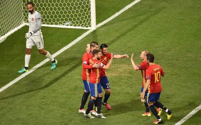 España celebra el 3-0 a Turquía.