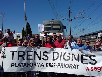 Desenes de persones tallen la via a l&#039;Aldea. 