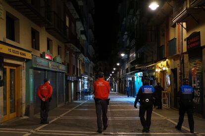 Agentes de policía controlan que se cumplan las medidas contra el covid, el pasado viernes, en Pamplona. 