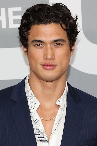 El modelo y actor Charles Melton, conocido por su papel en The CW Riverdale, ejemplifica muy bien los elementos comunes al corte: tono oscuro, acabado brillante, perfectamente despeinado y un poco rizado.