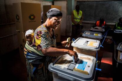 Una mujer deposita su voto en una mesa electoral ubicada en el suburbio de Mbare (Zimbabue) durante las elecciones generales.