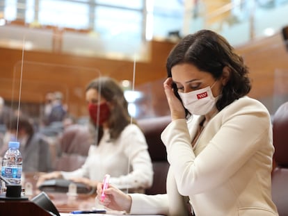 La presidenta de la Comunidad de Madrid, Isabel Díaz Ayuso, en el pleno de la Asamblea de este jueves.