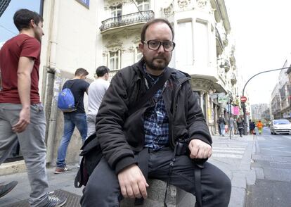 Eduardo Nave, uno de los promotores de 'El Diari Indultat', posa en una calle, en plenas Fallas de Valencia.