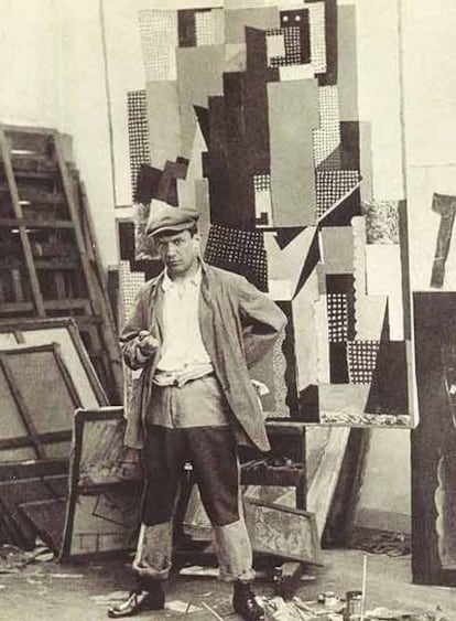 Picasso ante su cuadro <i>Homme accoudé sur une table</i> (1916), en el taller de la rue Schoelcher.