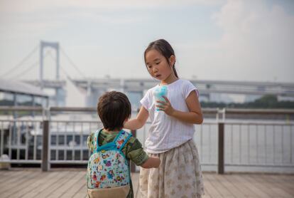 Un niño y una niña comparten un helado en Odaiba, Tokio, el 22 de julio de 2018. 
