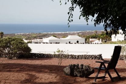 El premio Nobel solía leer en el jardín, con una silla colocada delante de una piedra volcánica, mirando el mar.