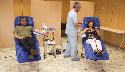 Los parlamentarios Mikel Otero, de EH Bildu, y Nerea Llanos, del PP, donan sangre durante el pleno del Parlamento vasco.