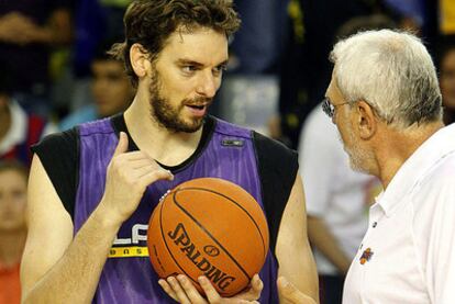 Pau Gasol y Phil Jackson intercambian impresiones durante un entrenamiento.