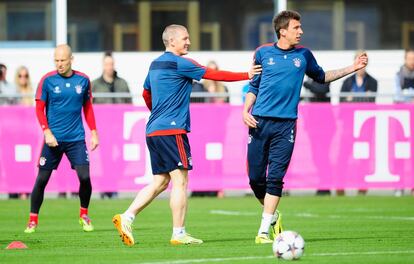 Robben, Schweinsteiger y Mandzukic durante la sesión de entrenamiento previa a la ida del enfrentamiento de cuartos de final de la Champions ante el United.