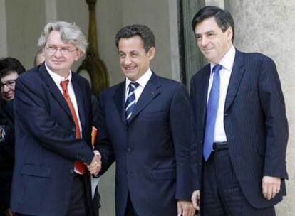 Sarkozy (centro) posa junto al dirigente sindical Jean-Claude Mailly y François Fillon ayer en París.