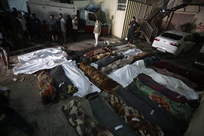 Cuerpos de las víctimas fallecidas en el ataque israelí son amontonados en el Hospital de los Mártires de Al Aqsa. 