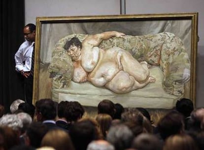 <i>Benefits supervisor sleeping,</i> de Lucian Freud, durante su exhibición en Christie&#39;s antes de la subasta.