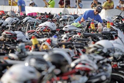 Una voluntaria del Campeonato Mundial de Ironman que se celebra en Kailua-Kona, Hawaii.