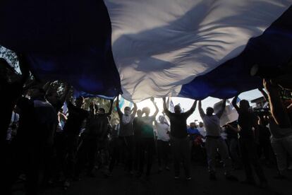 Centenares de personas piden la dimisión del presidente de Nicaragua, Daniel Ortega, por las calles de Managua (Nicaragua).