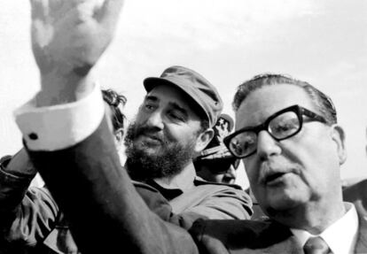 El presidente de Chile Salvador Allende con Fidel CAstro, en una visita de Castro a Chile en 1972.