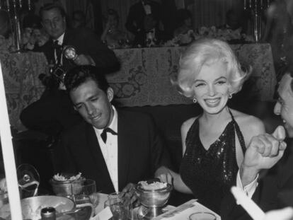 El mexicano de origen gallego Jos&eacute; Bola&ntilde;os, a la derecha de Marilyn Monroe.