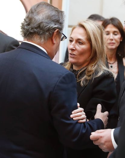 El Ministro del Interior Juan Ignacio Zoido, saluda a Marta Raspall, pareja del fiscal general fallecido.