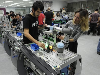 Alumnos realizan prácticas industriales en un centro de formación del País Vasco.