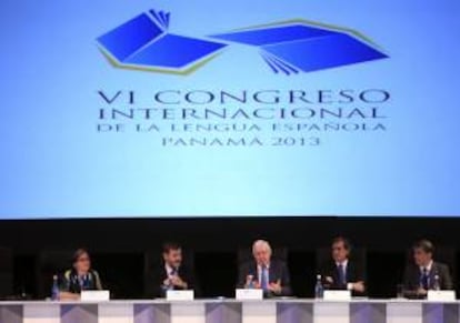 (De i a d) Tresa Lizaranzu, Rafael Rodríguez Ponga, Víctor García De La Concha, Julio Martines Mesanza, y Francisco Moreno Fernández, participan en la presentación de proyectos de las instituciones organizadoras del Congreso de la Lengua este 22 de octubre de 2013, durante el VI Congreso Internacional de la Lengua Española, en Ciudad de Panamá.