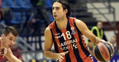 Vujavic, del Baskonia, se lleva un balón ante el jugador del Estrella Roja Nemanja Dangubic.