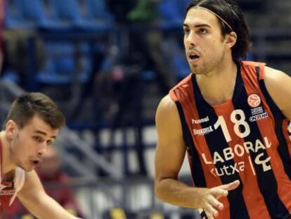 Vujavic, del Baskonia, se lleva un balón ante el jugador del Estrella Roja Nemanja Dangubic.  