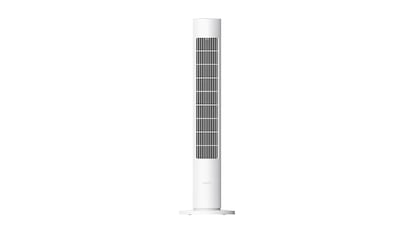 Ventilador de torre inteligente sobre fondo blanco.