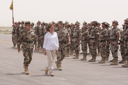 La ministra de Defensa, Carme Chacón, passa revista a les tropes a la base d'Herat (Afganistan), l'abril del 2008.