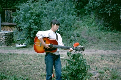 Karen Dalton en su casa, en su casa de Sommerville, Colorado, en 1966. La imagen fue portada de uno de sus vinilos.