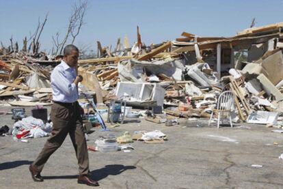 Obama, durante su visita a Tuscaloosa, en Alabama, devastada por los tornados.
