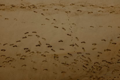 Laredo (Cantabria). 20 de agosto de 2020.  Huellas de bañistas en la arena que dejan constancia de la falta de ritmo: van y vienen sin orden aparente. 