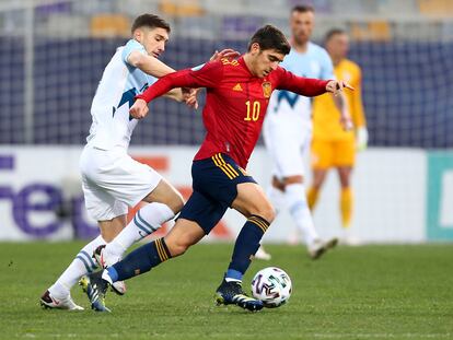 Gonzalo Villar conduce el balón ante un jugador de Eslovenia, durante el Europeo sub-21.