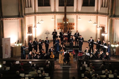 Despliegue de cantantes e instrumentistas de Vox Luminis en su concierto del sábado en la St. Johanniskirche de Gera.