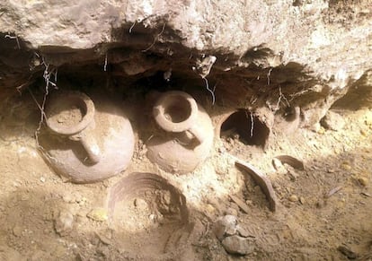 Las ánforas con las monedas, tal y como fueron halladas en Tomares.