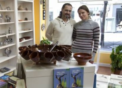 Diego Castelao y María Carreira, en la librería Aturuxo, especializada en literatura gallega, que acaban de abrir en Madrid.