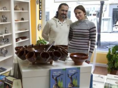 Diego Castelao y María Carreira, en la librería Aturuxo, especializada en literatura gallega, que acaban de abrir en Madrid.