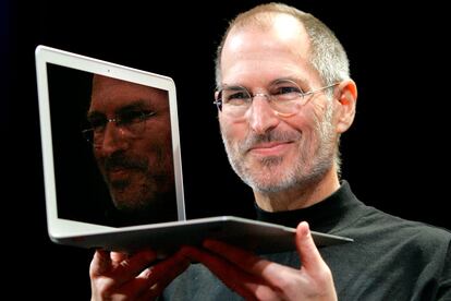 Steve Jobs nos dejó y con él su tan característico look compuesto por jerséy de cuello vuelto y zapatillas de running. 