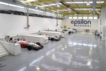 Interior del taller de la empresa de automovilismo Epsilon Euskadi, en Azkoitia (Bizkaia).