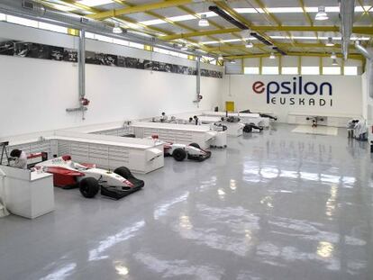 Interior del taller de la empresa de automovilismo Epsilon Euskadi, en Azkoitia (Bizkaia).