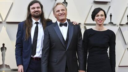 Viggo Mortensen flanqueado por su pareja, la actriz española Ariadna Gil y su hijo Henry, a su llegada este domingo a la ceremonia de los Oscar.