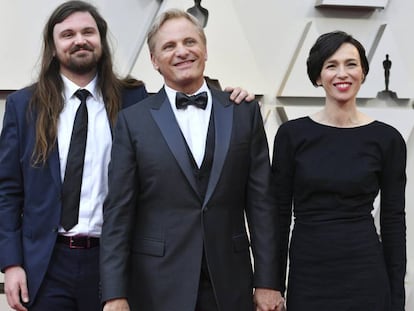 Viggo Mortensen flanqueado por su pareja, la actriz española Ariadna Gil y su hijo Henry, a su llegada este domingo a la ceremonia de los Oscar.