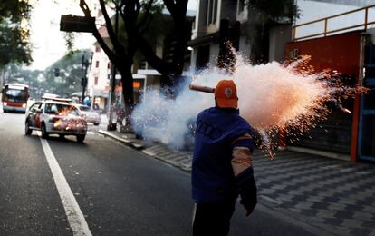 Las protestas se registraron, desde primera hora de la mañana, en Sao Paulo, Río de Janeiro, la capital Brasilia, Salvador, Belo Horizonte, Curitiba, Porto Alegre, Natal o Goiania, entre otras, según las respectivas policías militarizadas. En la imagen, un joven de un colectivo sin hogar lanza una bengala a la policía en Sao Paulo.