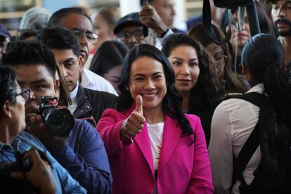 Alejandra del Moral, la candidata de la alianza Va por México (PRI, PAN y PRD) a la presidencia del Estado de México, ha votado en el municipio de Cuautitlán Izcalli, de donde es originaria. "Hoy es un día bien importante para la historia del Estado de México, se elegirá por primera vez a una mujer quien lleve los destinos de este Estado, eso ya para las mujeres mexiquenses y mexicanas es un gran momento", dijo después de depositar su voto.