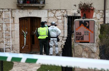 Agentes de la Policía Judicial de la Guardia Civil y equipos de Logroño (La Rioja) y de la provincia de León investigan las causas del fuego en la casa rural Ribera del Arlanza, en Tordómar (Burgos), donde han perdido la vida seis personas, entre ellas tres menores, mientras que otras cinco han resultado heridas. En la imagen, agentes investigan en el exterior de la casa.