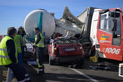 Varios de los vehículos afectados por los accidentes en la A-4 a la altura de Santa Cruz de Mudela (Ciudad Real), este jueves.