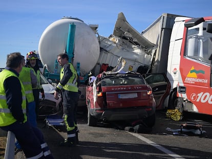 Varios de los vehículos afectados por los accidentes en la A-4 a la altura de Santa Cruz de Mudela (Ciudad Real), este jueves.