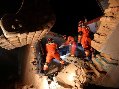 Rescatistas llevan a cabo operaciones de búsqueda en la aldea de Kangdiao tras el terremoto en el condado de Jishishan, en la provincia china de Gansu, este martes.