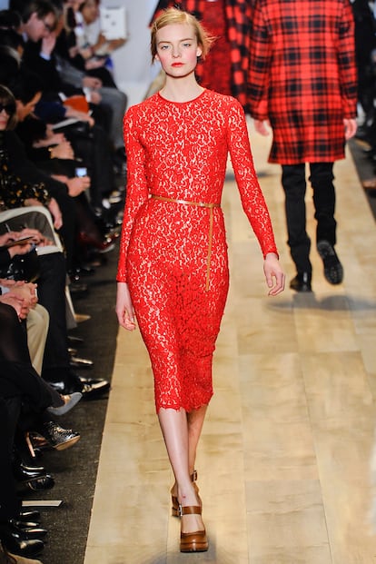 Este vestido de encaje en tono rojo intenso es de Michael Kors.