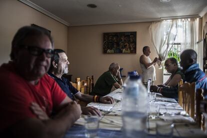 Un momento de espera antes del almuerzo en la casa del cura. Además de la gente hospedada, la asociación da cabida en su comedor a toda aquella persona que requiera un plato caliente.
